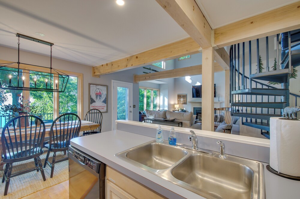 Serene Hideaway With Views, 1 Mi to Hike & Ski! view 2