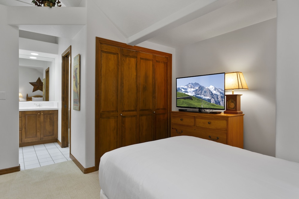 Deer Lake Village at Deer Valley Resort - Four Bedroom Condo with Hot Tub #2478 4 Condo