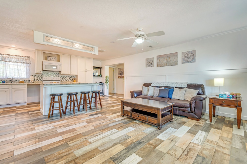 4 Mi to Beach: Spacious Fort Walton Beach Retreat!