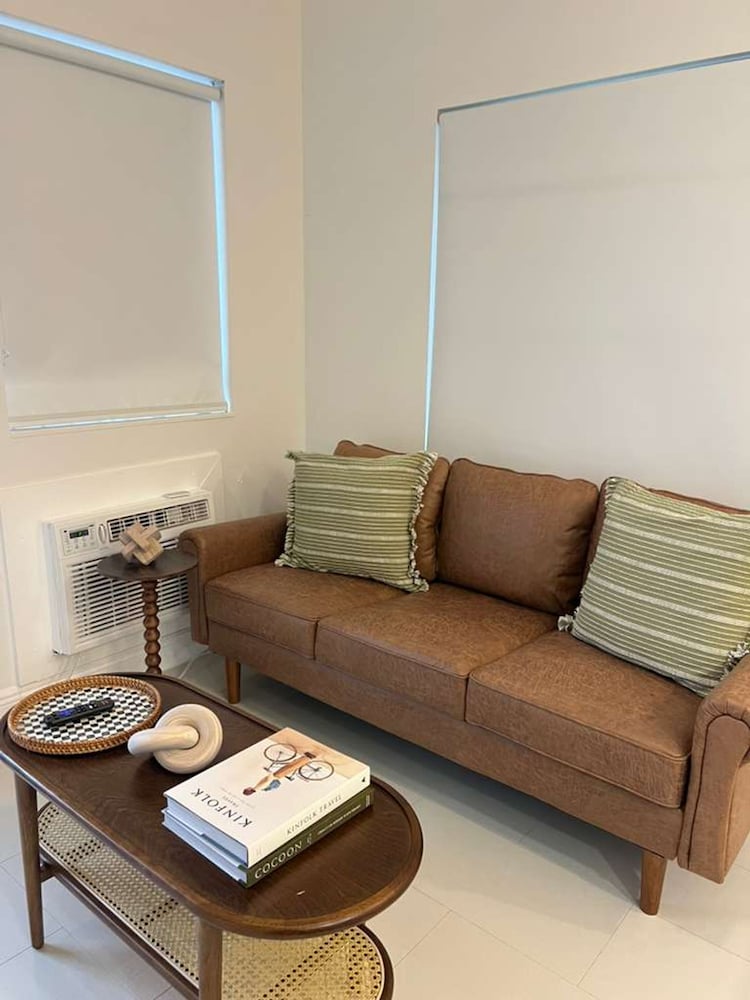 The Modern Oasis Queen Studio With Kitchen