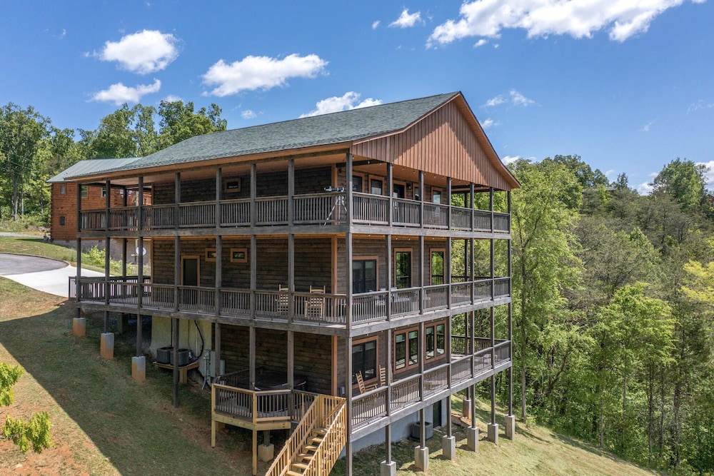 Pet Friendly Cabin Hot Tub, Games & Fishing Pond view 5
