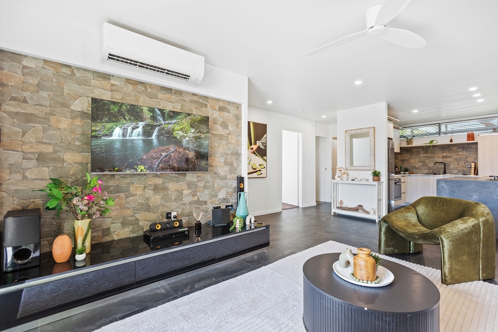 Modern Apartment with Esplanade Views