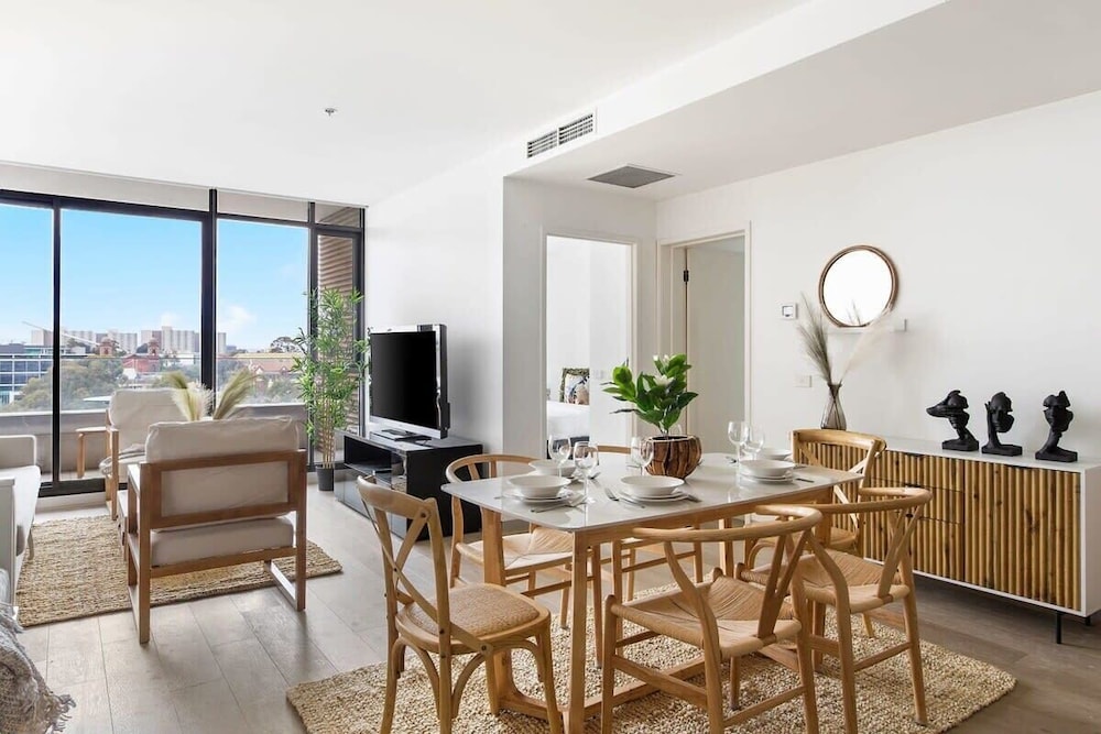 A Lux 2BR Apt Next to Melbourne Uni, Free Parking