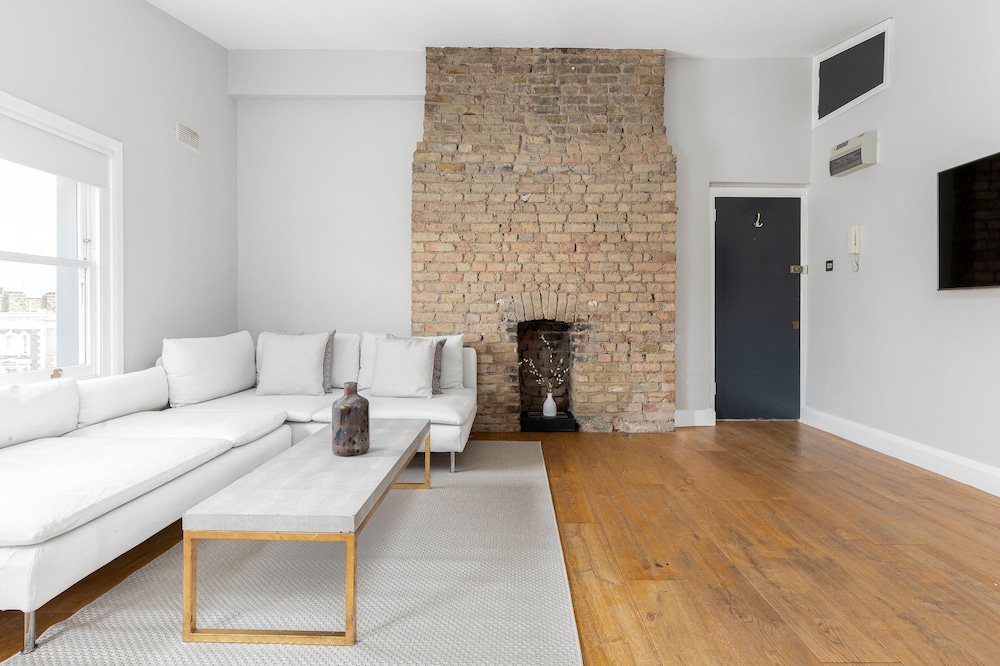 Radiant 2 Bed Flat near Portobello