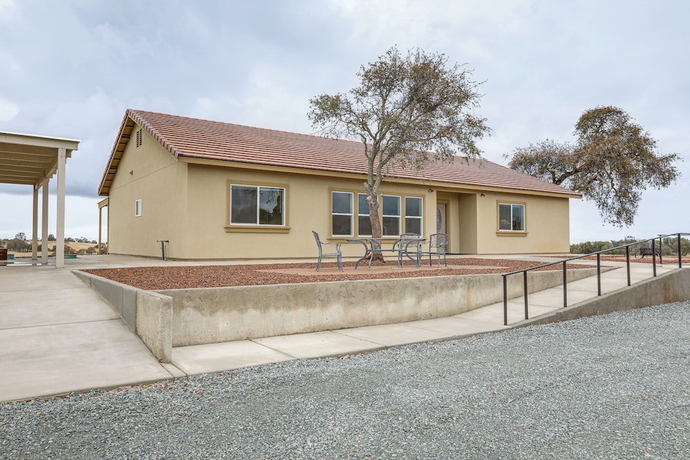 On-site Winery: Rural Plymouth Getaway!