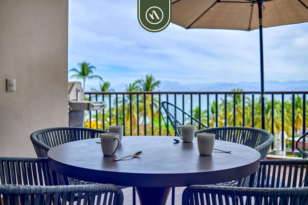 Oceanview 3 BR Condo Near the Beach - Pool