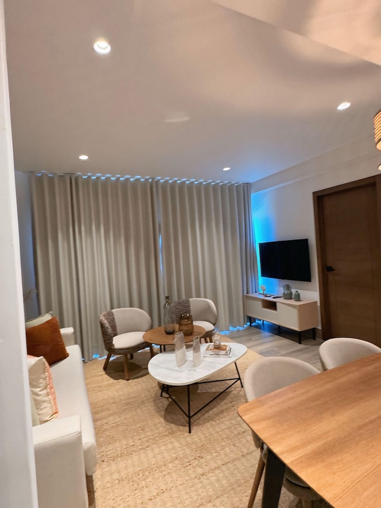 4 Guests 2 Bedrooms Terrace and Shared Pool