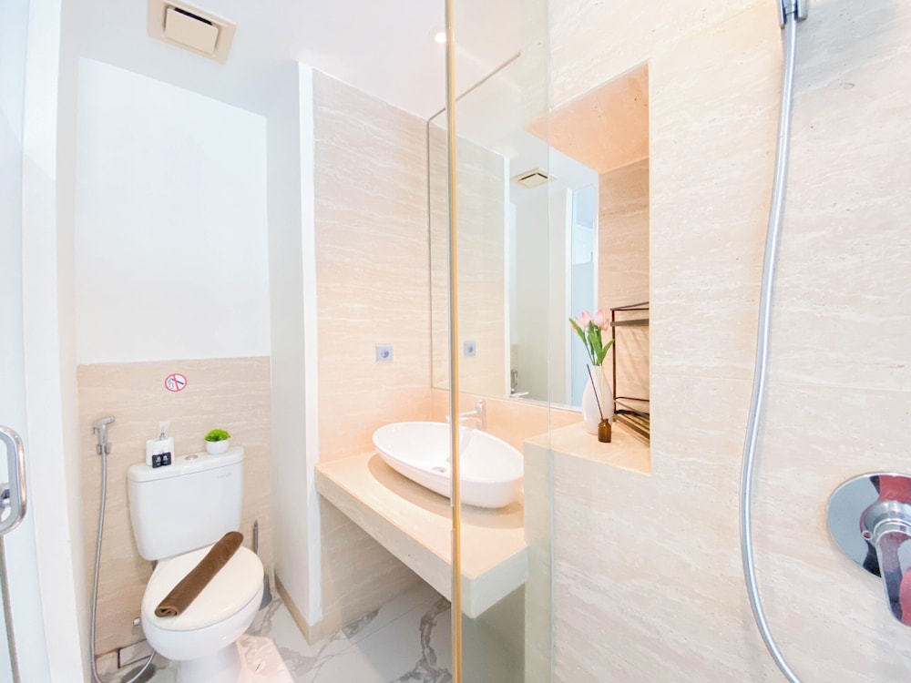Minimalist and Cozy Studio at Apartment Art Deco