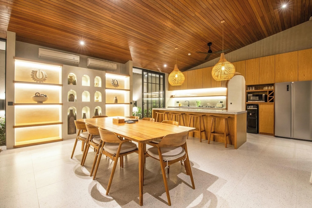 Stylish 5BR Boho Hideaway, 5 Minutes Bingin Beach