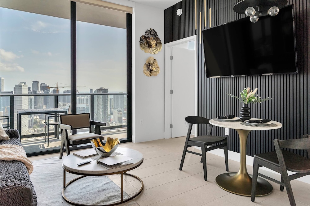 Penthouse 1BR Breathtaking City & Water Views