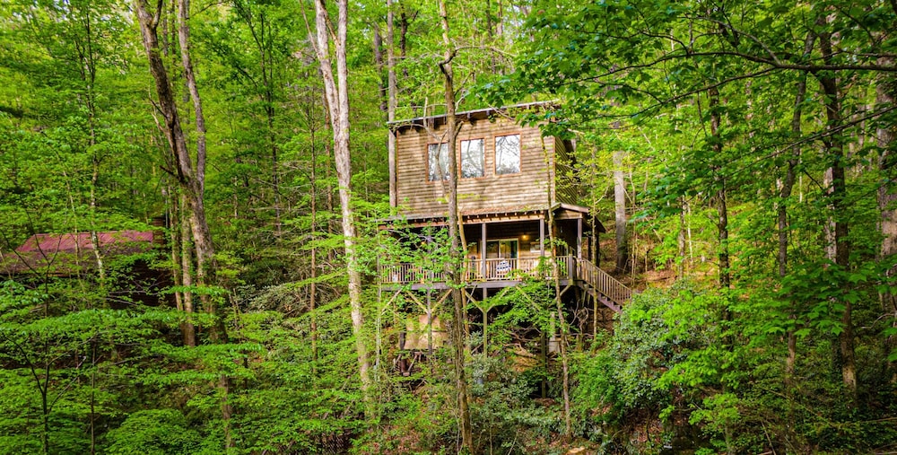 Bear Creek Lodge and Cabins in Helen Ga - Pet Friendly, River on Property, Walking Distance to downtown Helen