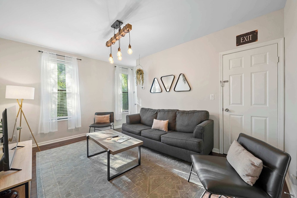 The Luxe Pearl Residences 870.5 - Image 1