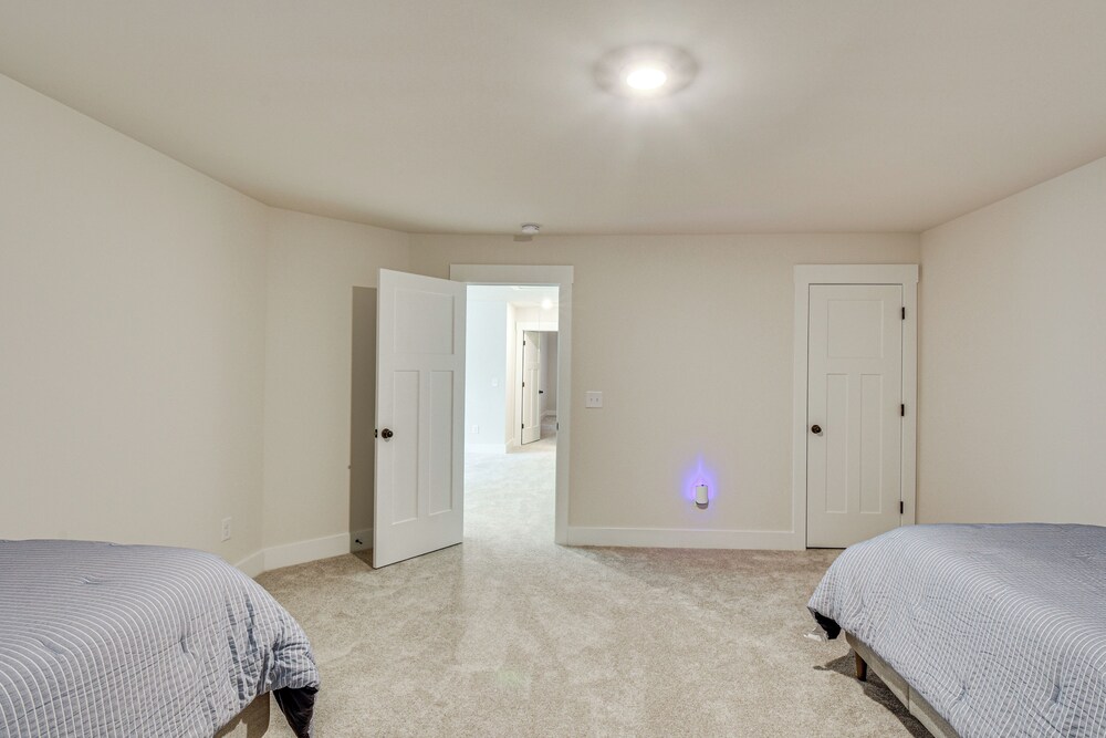 5 Mi to Memorial Stadium & Beach: Modern Townhome