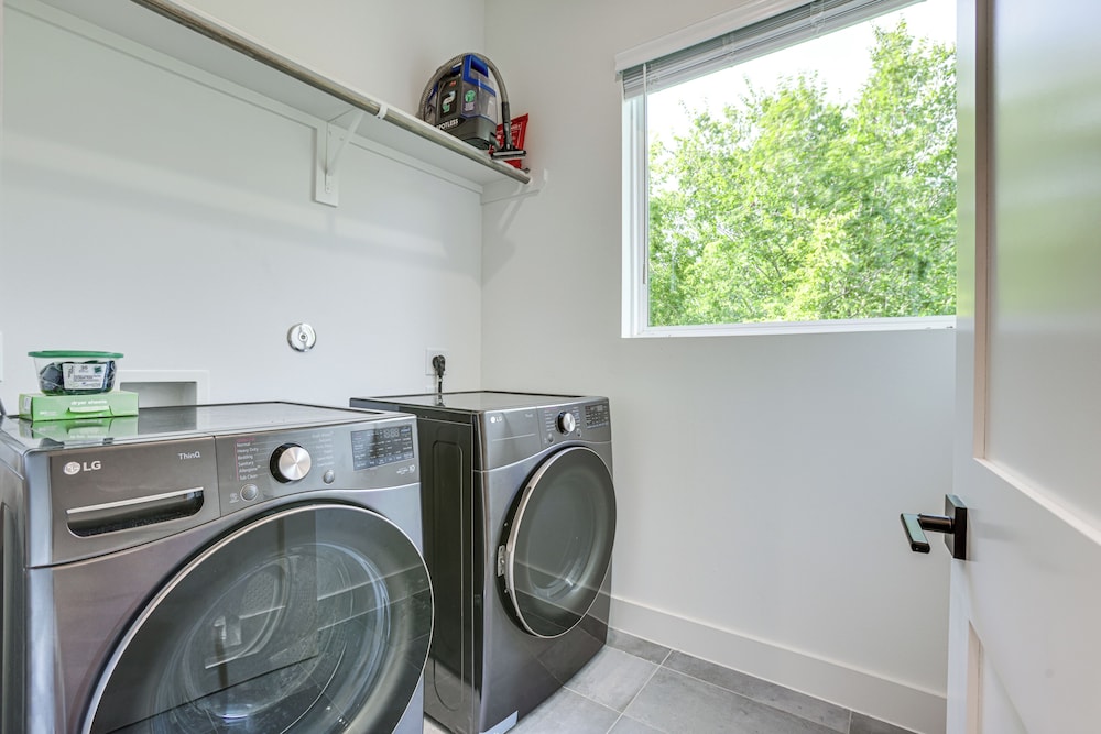 Townhome 2 Mi to Hermann Park, Zoo & Museums!