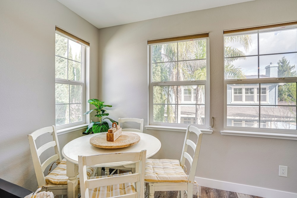 Pool & Hot Tub Access: Brentwood Getaway!