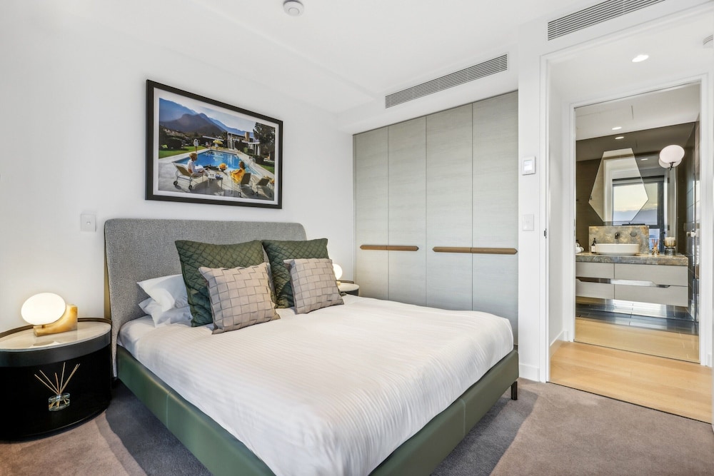 Jewel Luxury Beachside 2-bed With Water View