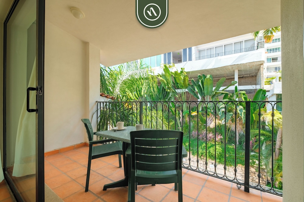 Condos with Pool - Near to the Beach