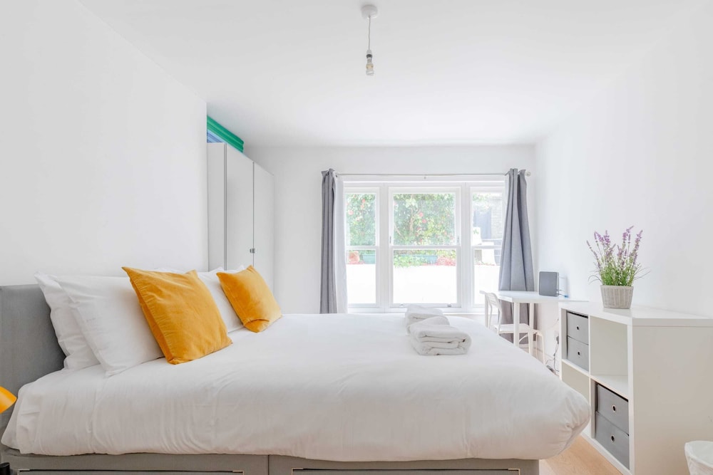 Homely 2BD Flat W/private Patio Near Maida Vale!