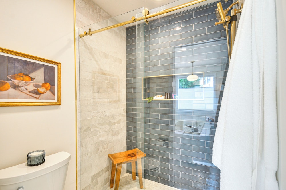 Near Shops & Cafes: Beaverton Haven w/ Luxe Decor!