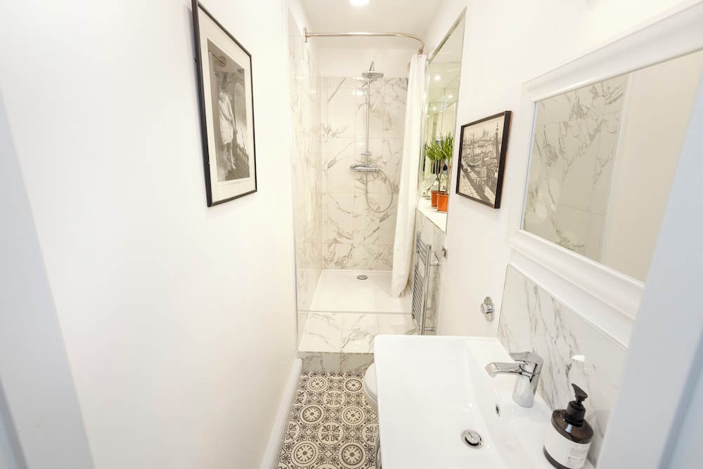 Spacious 2-Bedroom Ground Floor Flat