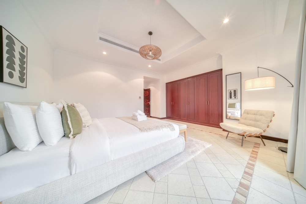 Exclusive 6BR Palm Villa w Private Pool and Beach