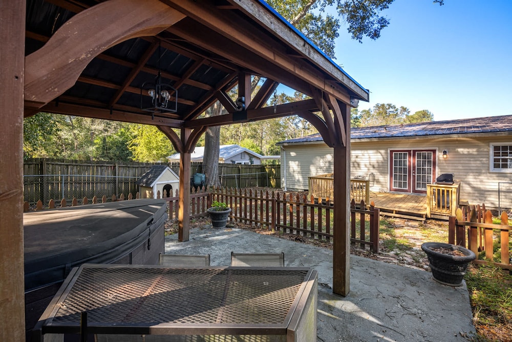 Hot Tub BBQ Retreat Spacious Backyard Pet-friendly