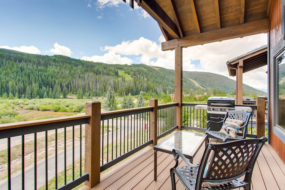 New 3bdr Luxury /sleeps 10 W Fireplace & Mountain Views 3 Bedroom Townhouse by RedAwning