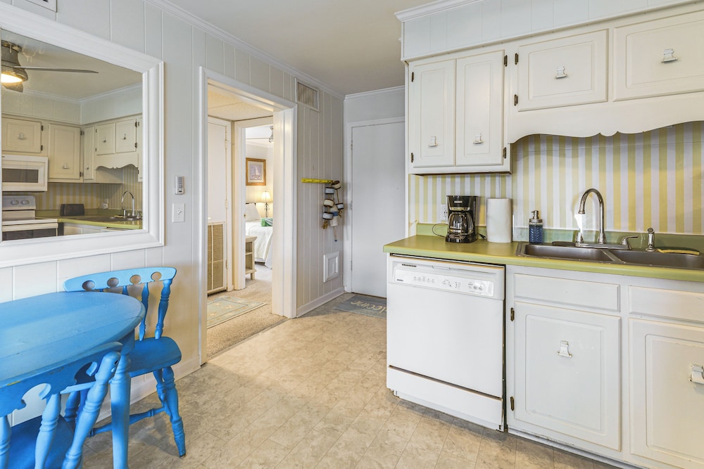 Steps to Sand! Condo w/ 2 Pools in Atlantic Beach