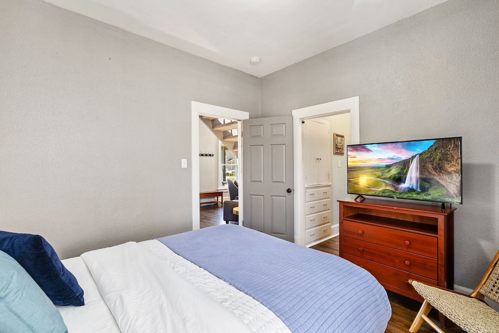 Old Town Retreat w/ Hot Tub Perfect for Groups!