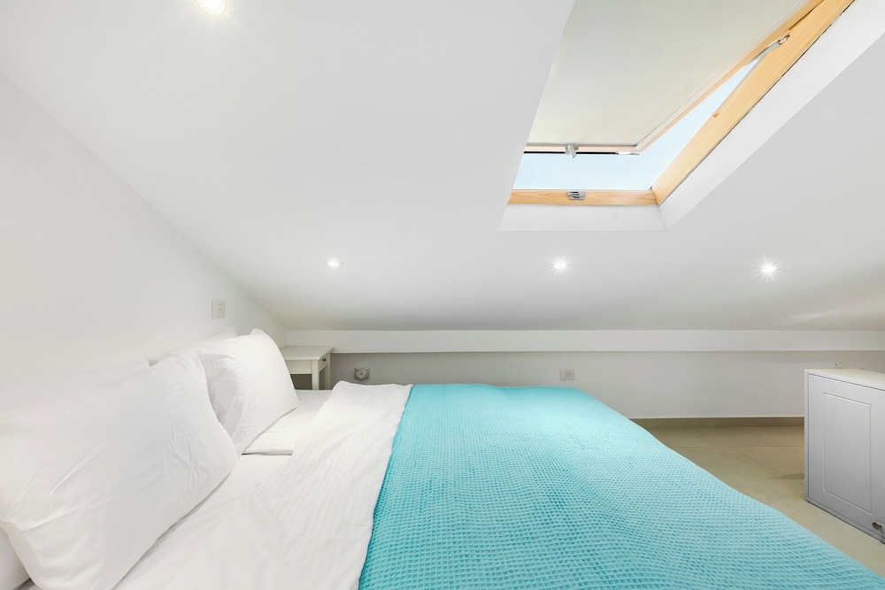 Sunny Hilltop Hideaway by Sea N' Rent