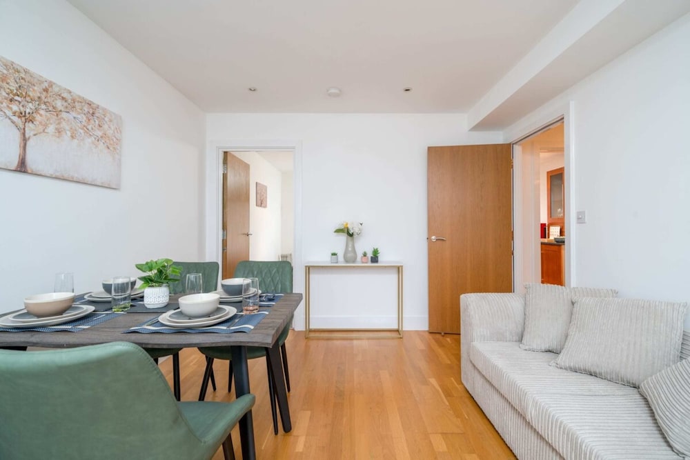 Stunning 3BD Flat, Parking, Sleeps Six, Near Park