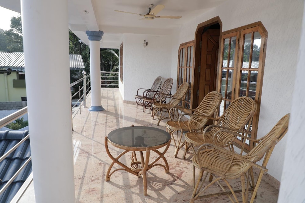 Captivating 5-bed Villa in Vettiyar view 5