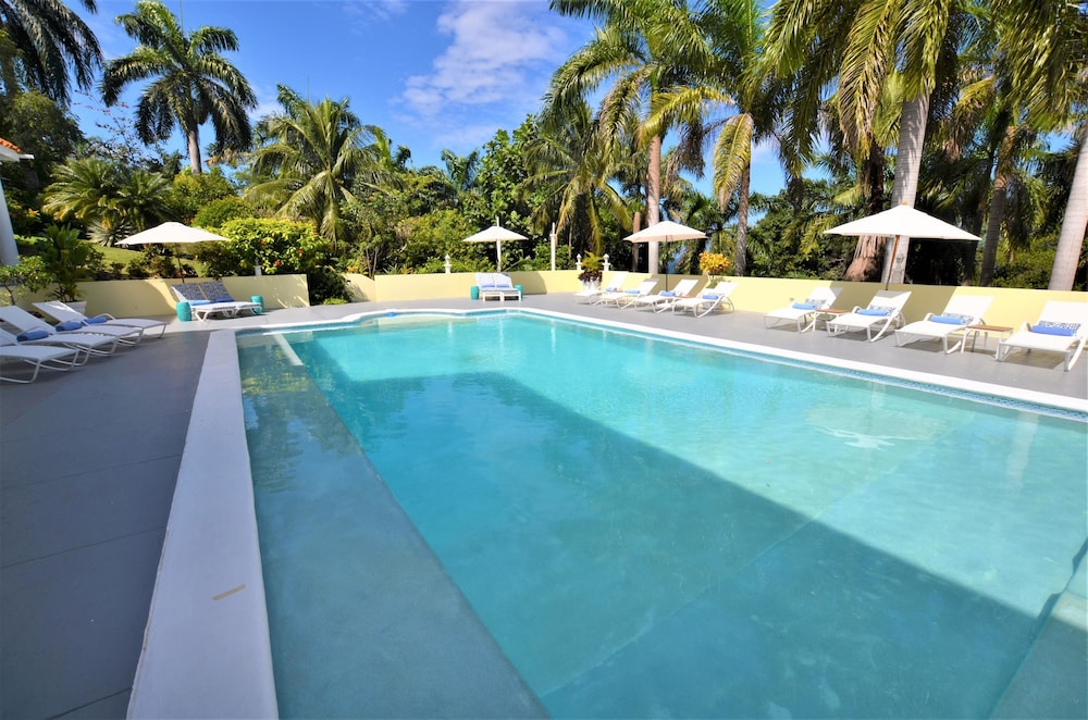 Summerhill, 8BR by Jamaican Treasures