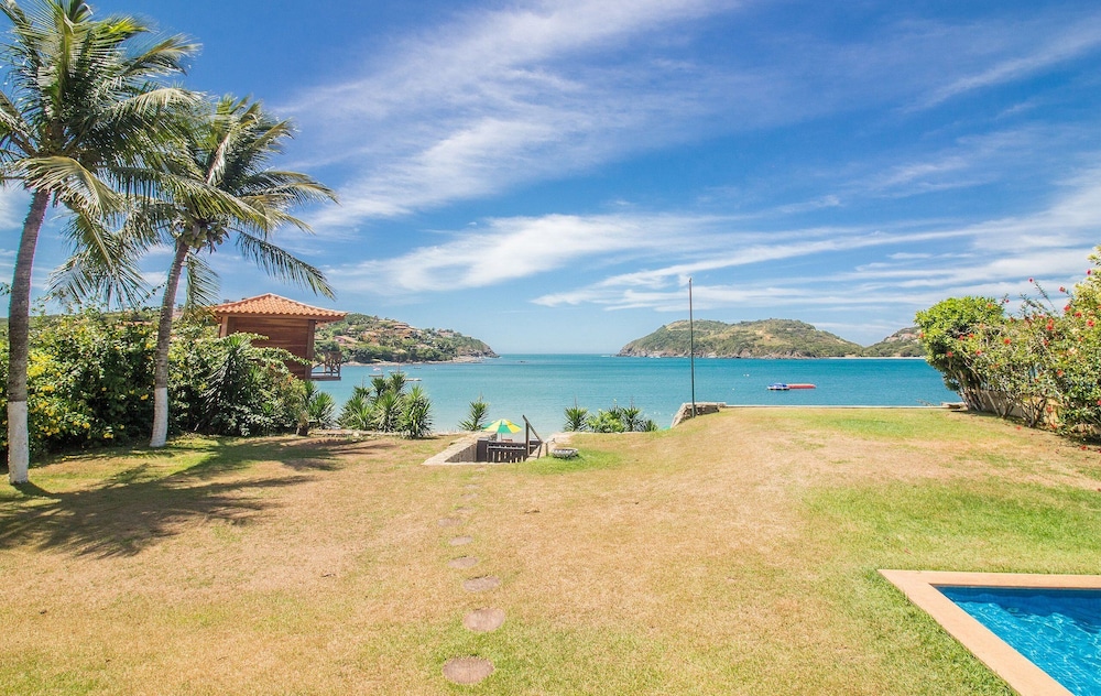 Casa com Cinco Quartos Pé na Areia