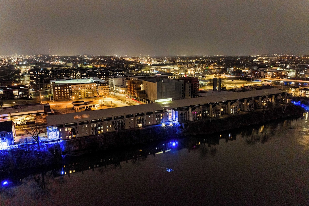 Cumberland River Views, Walk to Broadway, Downtown & Stadium Rockin' Riverfront
