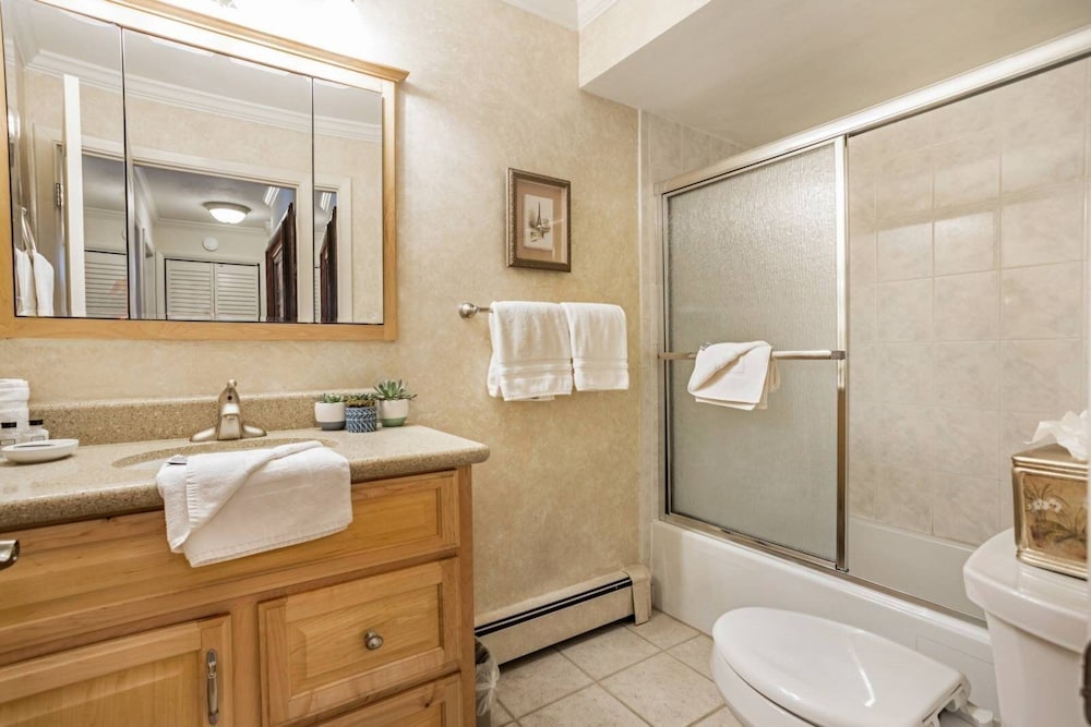Convenient 2 Bedroom Condo in Vail Near Golden Peak Lift - Walk to Shops, Skiing & More