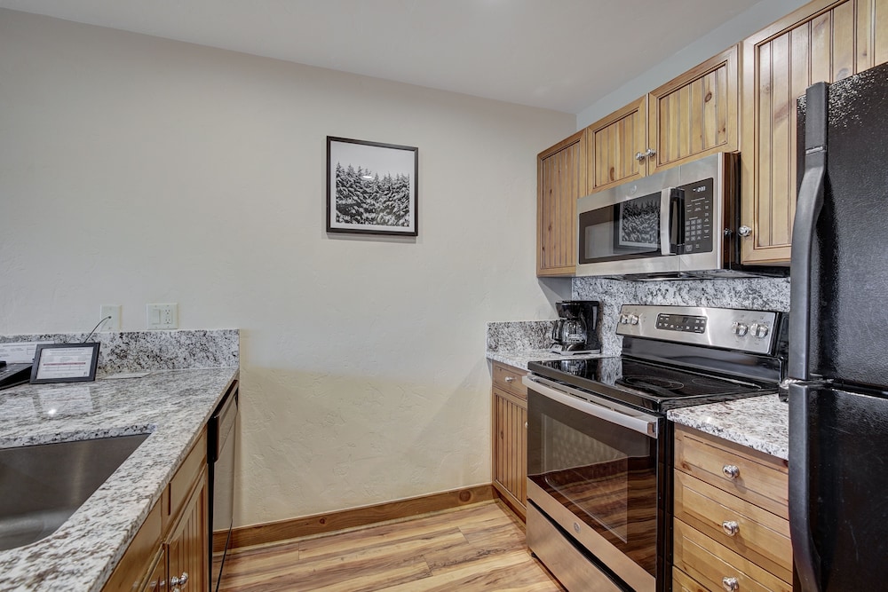 Cozy Ski Chalet With Large Balcony 1 Bedroom Condo
