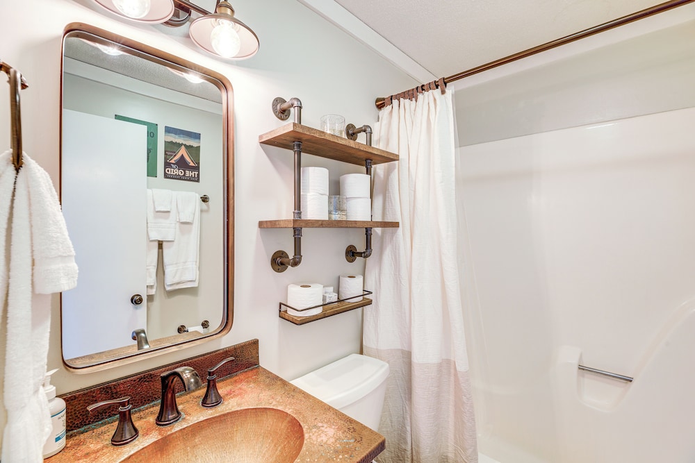 1 Mi to Slopes! Sugar Mountain Retreat w/ Views