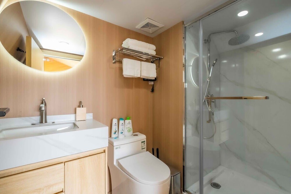 Urban Glamping Oasis: Comfort & Adventure Combined