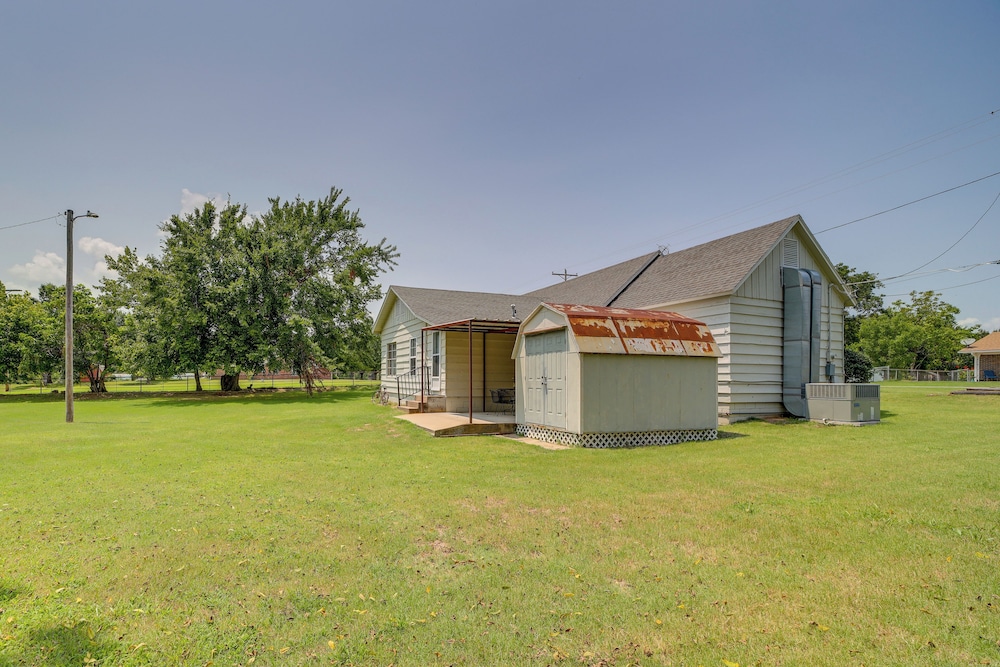 Walk to North Beach: Eufaula Lake Home w/ Grill