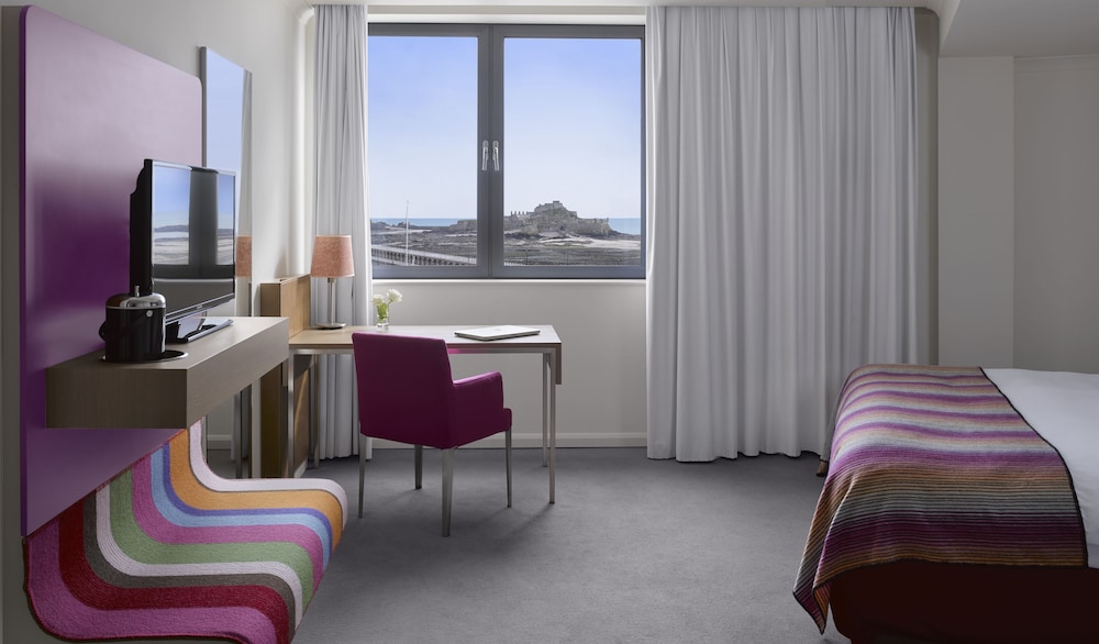 Radisson Blu Waterfront Hotel, Jersey view 4