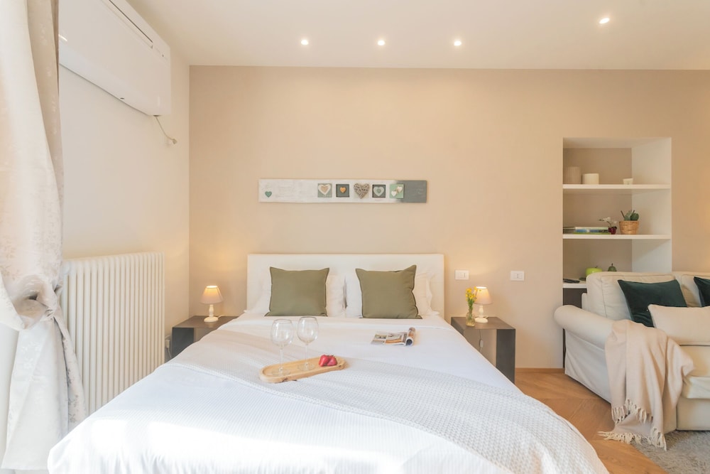 MT Studio by Rent All Como by Rent all Como