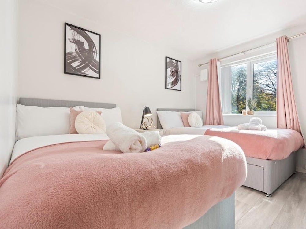 1 Bedroom Apartment Sleeps 4, Free Parking, Tv