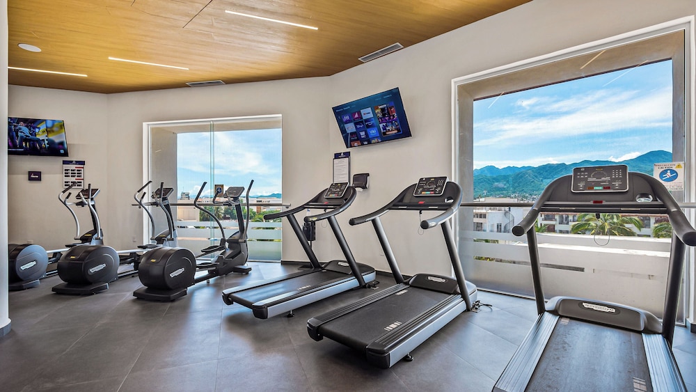 Oceanfront 1BR with Balcony & Pool