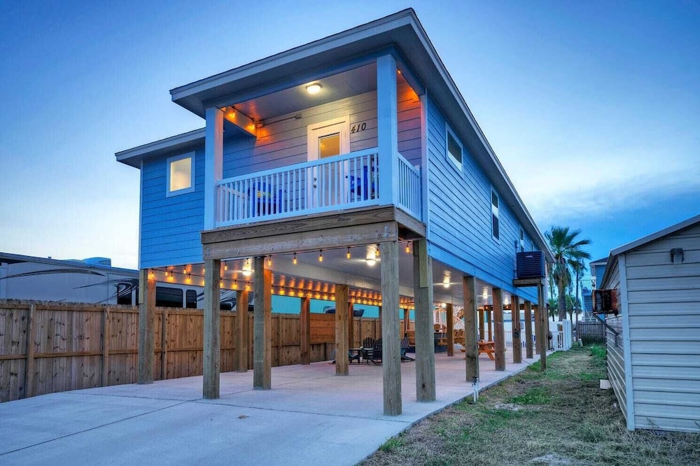 Sleeps 16 2 Homes, Priv Pool, Ping-pong 1block to Alister St. Shops & Dining