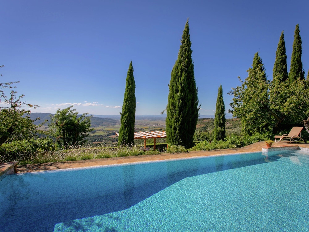 Villa in Cortona With Pool & Hill Views view 4
