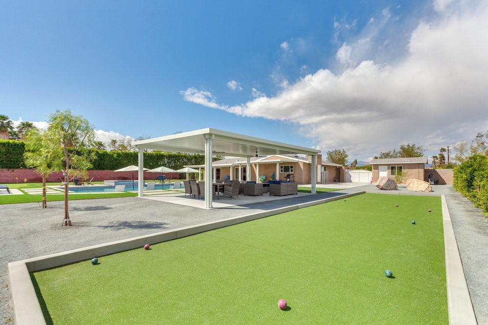 Outdoor Entertainment: Palm Springs Group Escape