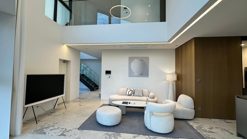 Caelum Black Gangnam Luxury Apt