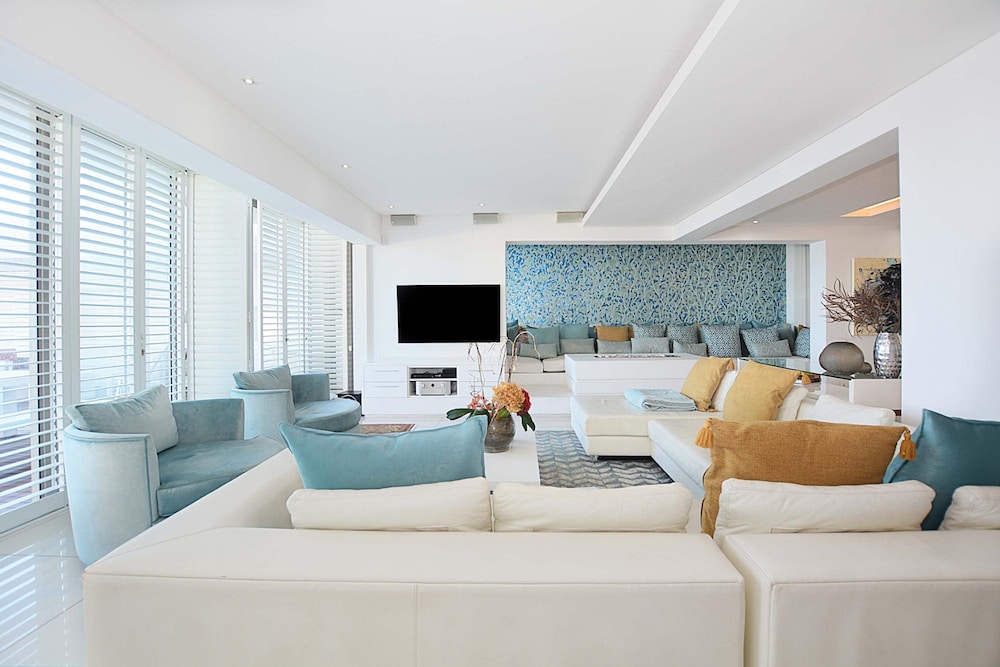 Villa Bleu Blanc in Camps Bay With Pool and Views