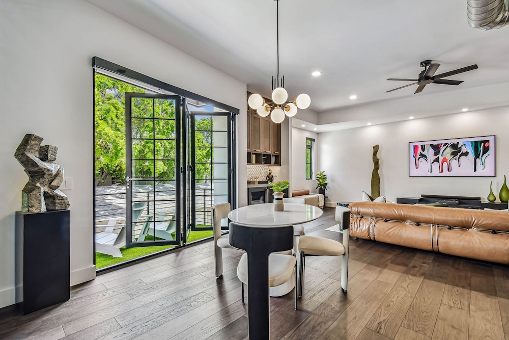 NEW The Strata Barn - Luxury Hyde Park Townhome